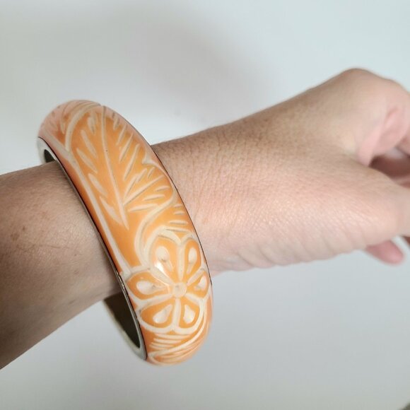 Carved floral chunky bracelet/bangle with metal base. - Picture 4 of 6